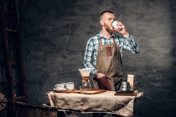 Mann am Tisch mit Kaffeemaschine — Stockfoto