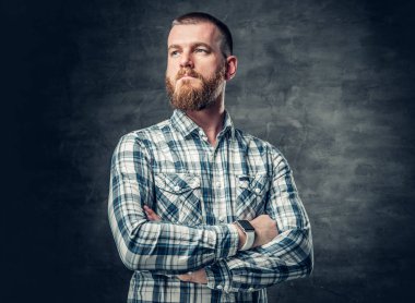 Yün gömlekli sakallı erkek 