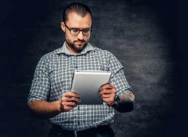 Sakallı erkek tutar tablet Pc 