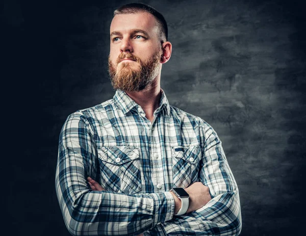 Yün gömlekli sakallı erkek — Stok fotoğraf