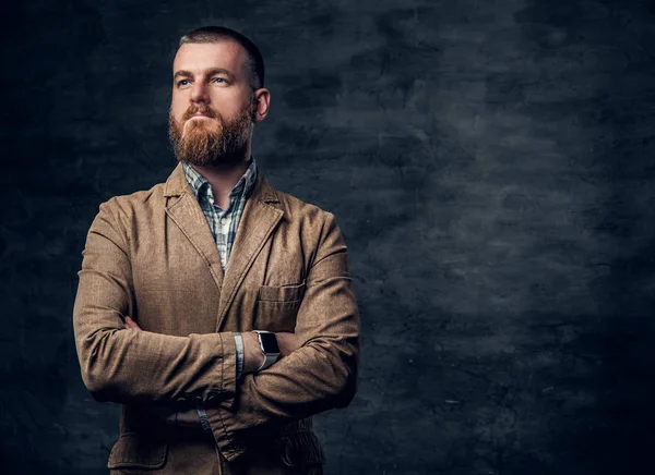 Бородатий чоловік одягнений в піджак — стокове фото