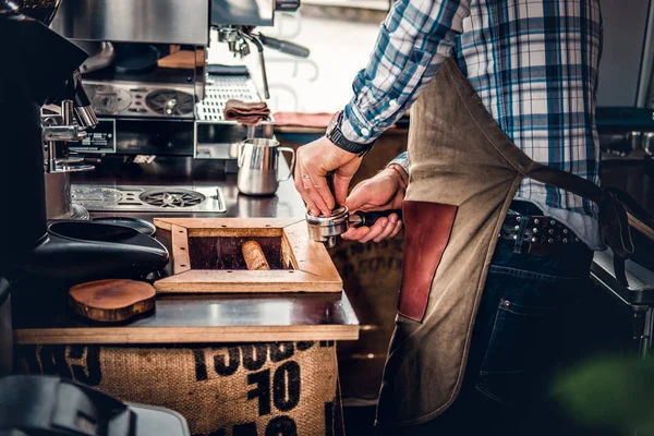 Hombre preparando capuchino en una máquina de café — Foto de Stock