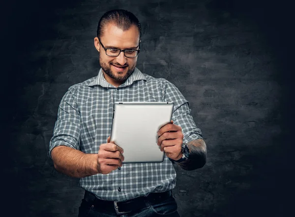 Bearded male holds tablet PC — Stock Photo, Image