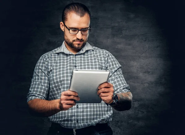 Bearded male holds tablet PC — Stock Photo, Image