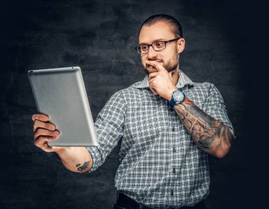 Sakallı adam tablet Pc tutar 