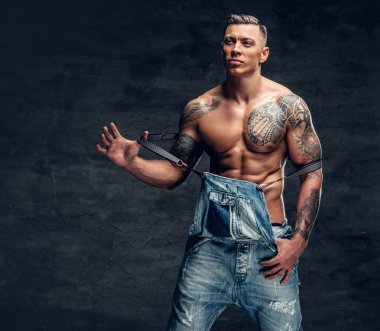 Adam dövme olan bir kot pantolon giymiş