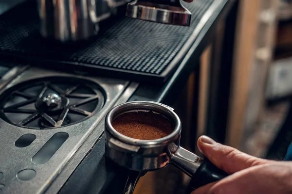 Man att göra kaffe — Stockfoto