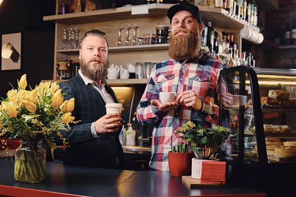 Dwóch brodatych mężczyzn w kawiarni — Zdjęcie stockowe