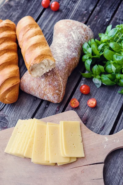 Leckeres Weißbrot und Käse — Stockfoto
