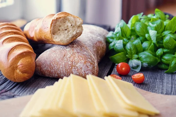 Delicioso pão branco e queijo — Fotografia de Stock