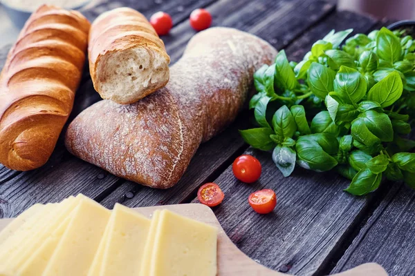 Herkullinen valkoinen leipä ja juusto — kuvapankkivalokuva