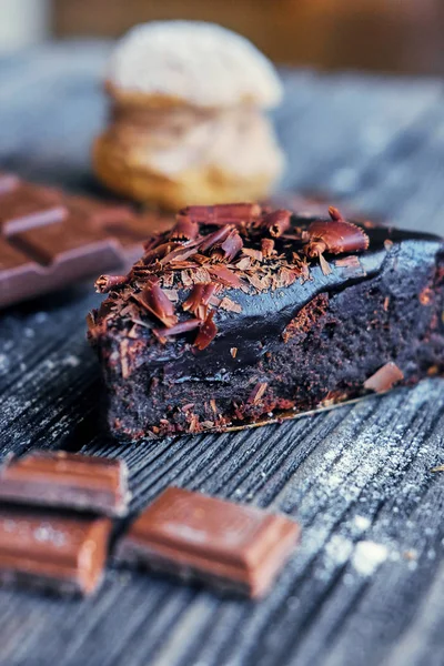 Stukken van een donkere chocolade — Stockfoto