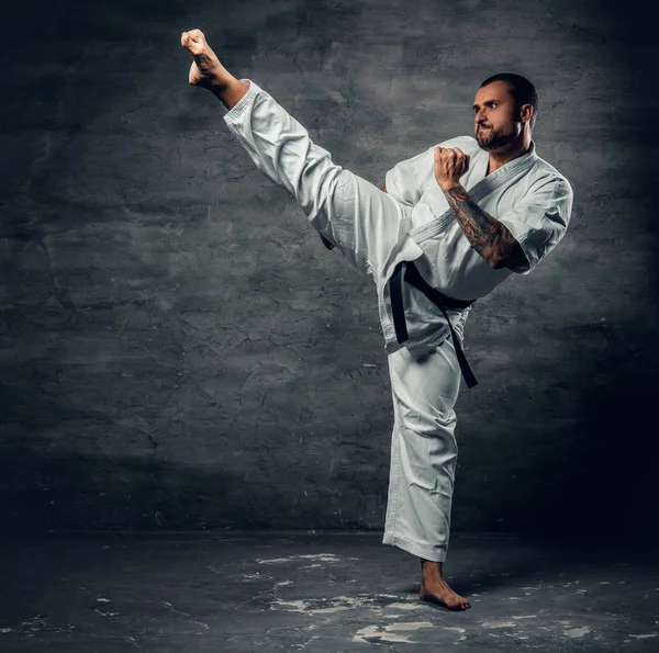 Combatiente de karate barbudo en acción — Foto de Stock