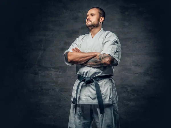 Luchador de karate vestido con un kimono blanco — Foto de Stock