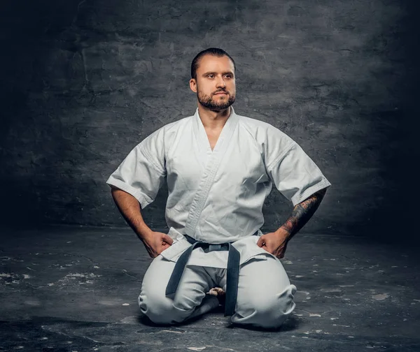 Karate fighter klädd i en vit kimono — Stockfoto