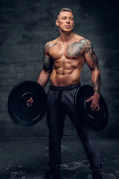 Man holds barbell weights — Stock Photo, Image