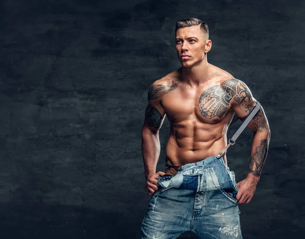 Mannen med en tatuering som klädd i en jeans — Stockfoto