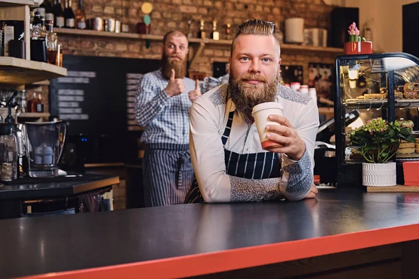 Бородатий бариста на барній стійці — стокове фото