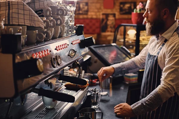 Homem barbudo está fazendo café — Fotografia de Stock