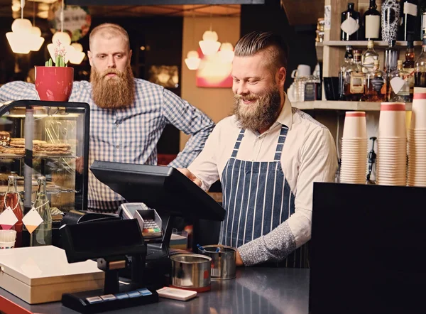 Hombres en el mostrador en una cafetería — Foto de Stock