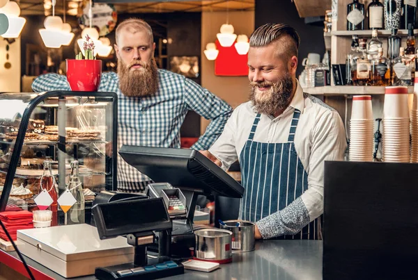 Hombres en el mostrador en una cafetería — Foto de Stock