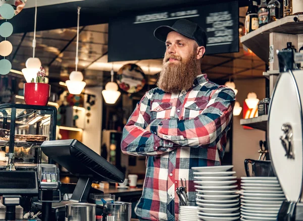 Pelirroja barbudo hombre en una cafetería — Foto de Stock