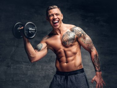 Atletik kas gömleksiz adam