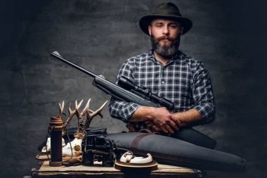 Sakallı geleneksel avcı