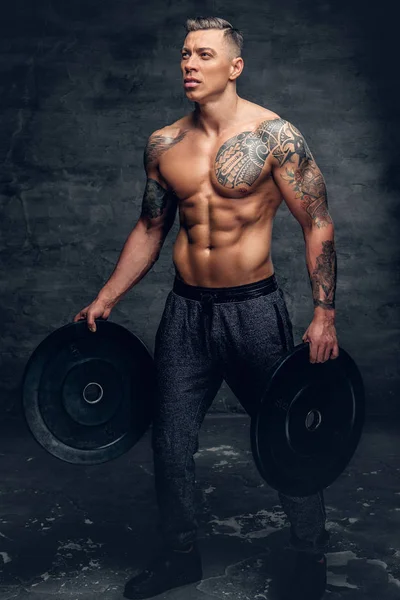 Man holds barbell weights — Stock Photo, Image