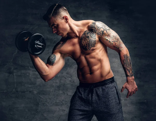 Uomo atletico muscoloso senza maglietta — Foto Stock