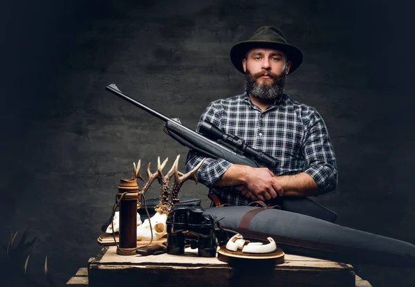 수염된 전통적인 사냥꾼 — 스톡 사진