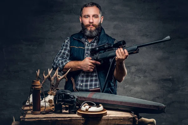 Vousatý lovec drží pušku — Stock fotografie