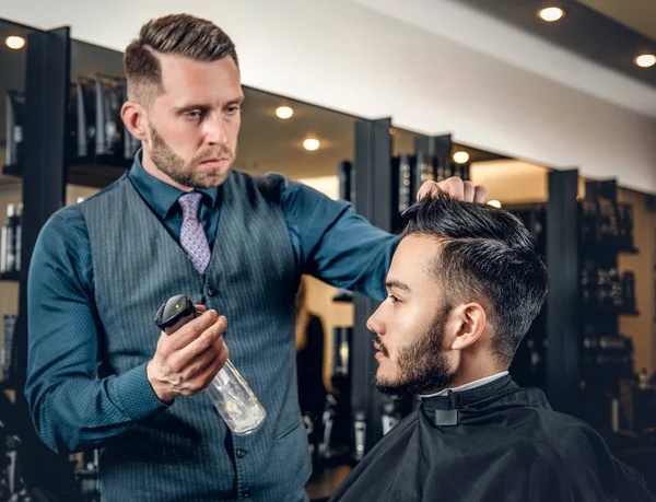 Cabeleireiro elegante fazendo corte de cabelo — Fotografia de Stock