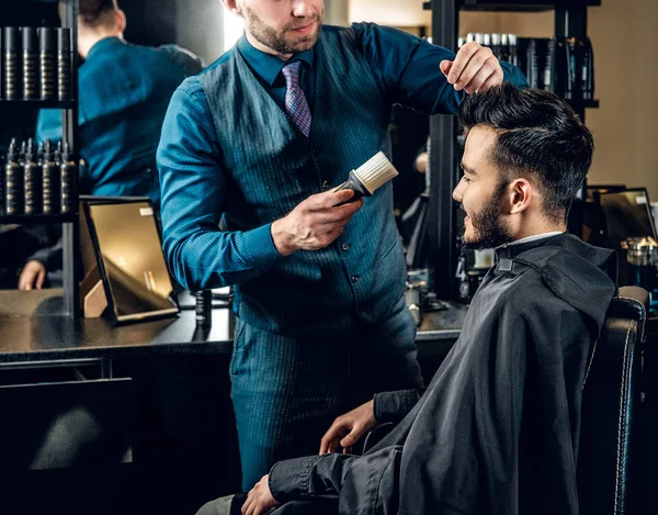 Cabeleireiro elegante fazendo corte de cabelo — Fotografia de Stock