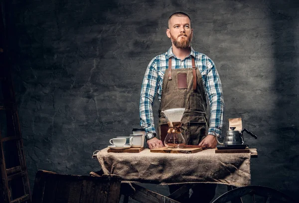 Homem barbudo com máquina de café — Fotografia de Stock