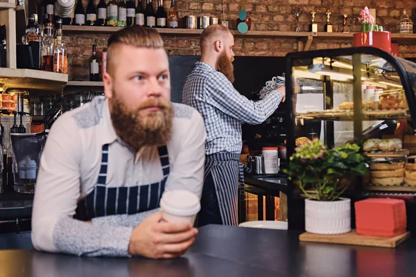 Γενειοφόρος barista στο μπαρ stand — Φωτογραφία Αρχείου