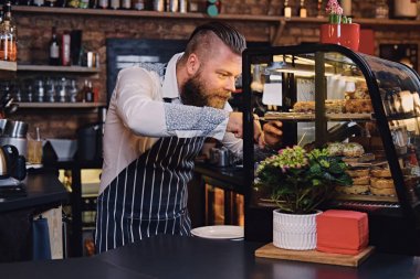 Çikolatalı kek adam tutar