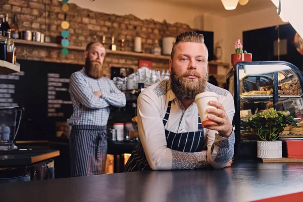 Barbudo barista en el bar stand — Foto de Stock