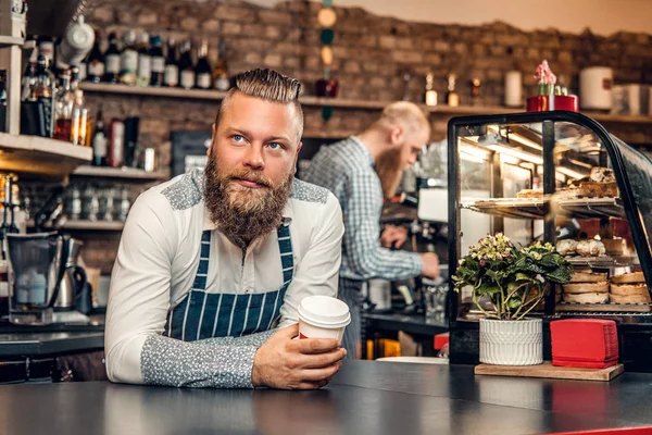 Barista berjenggot di bar berdiri — Stok Foto