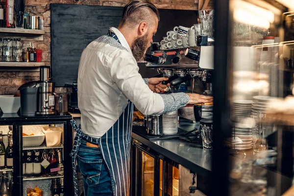 Bearded man is making coffee — Stock Photo, Image