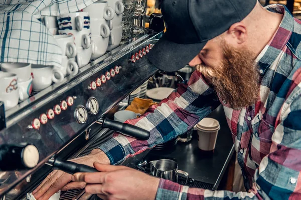 턱수염이 난된 남자는 커피를 만들기 — 스톡 사진