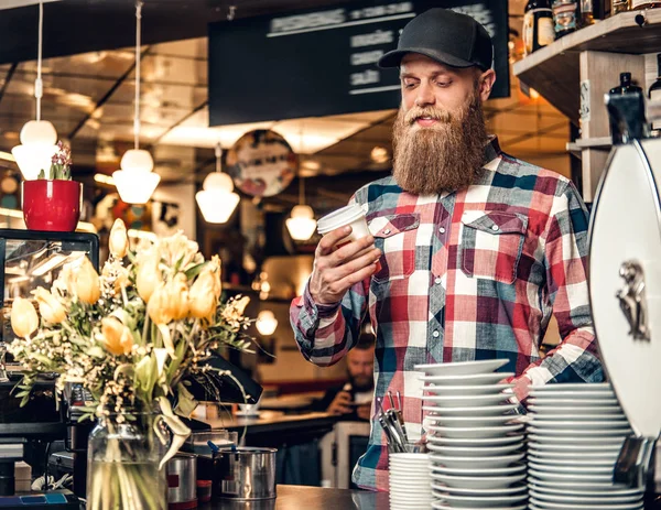 Κοκκινομαλλα, γενειοφόρος άνδρας σε ένα κατάστημα καφέ — Φωτογραφία Αρχείου