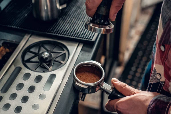 Mann kocht Kaffee — Stockfoto