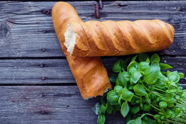 Baguette francés y albahaca verde — Foto de Stock