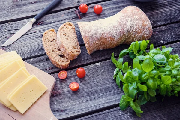 Νόστιμο λευκό ψωμί και τυρί — Φωτογραφία Αρχείου