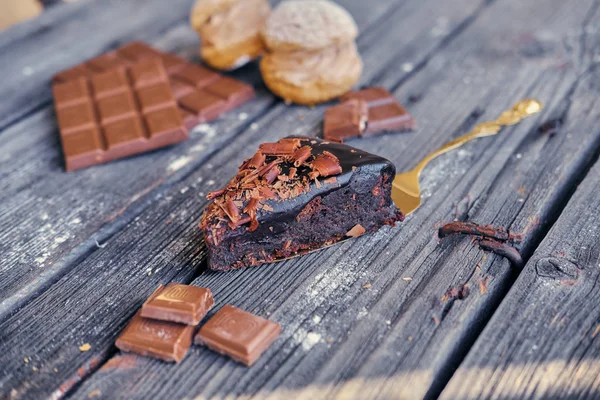 Stukken van een donkere chocolade — Stockfoto