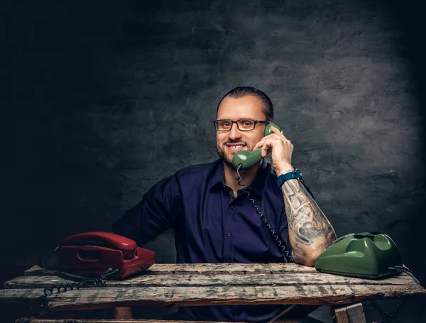 Ο άνθρωπος που μιλάει με παραδοσιακές τηλεφωνικές — Φωτογραφία Αρχείου