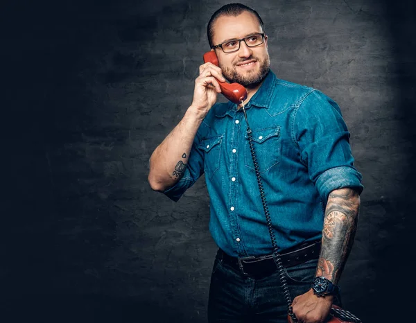 Man talking by old traditional telephone — Stock Photo, Image