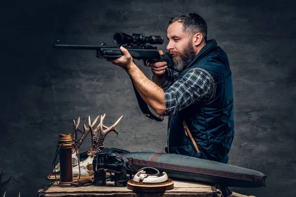 Бородатый охотник держит винтовку. — стоковое фото
