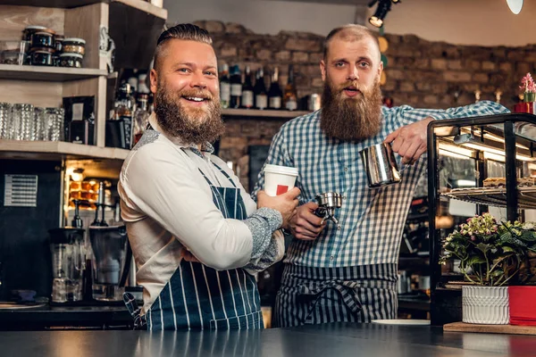 Dois homens barbudos no café — Fotografia de Stock